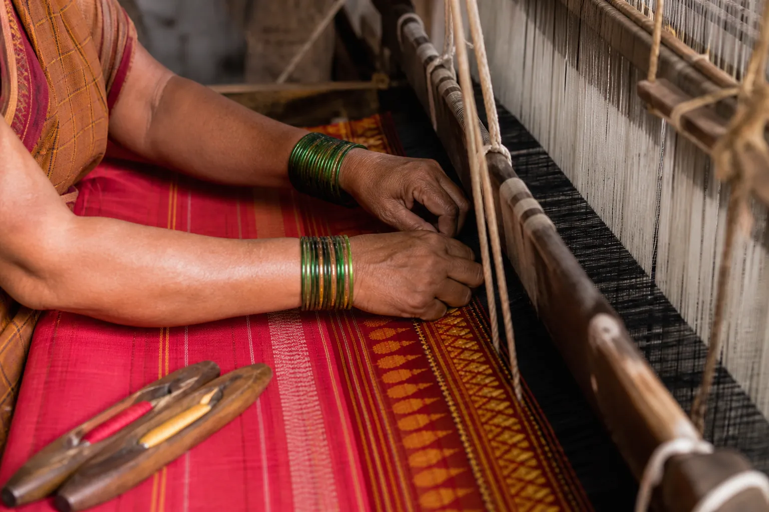 An artisan weaving an Ilkal saree at the loom